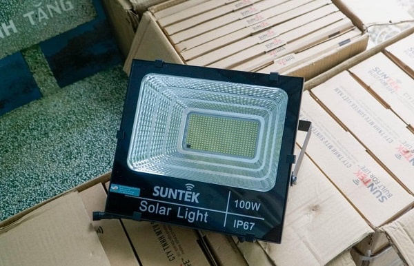 đèn năng lượng mặt trời giá bao nhiêu